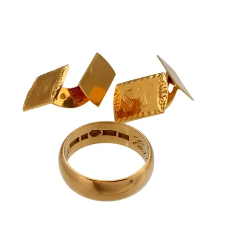 Ring,18K guld, slät modell med gravyr + ett par manschettknappar, 18K guld, monogram Vikt: 14,4 g