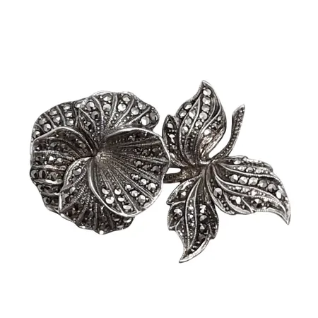 Vintage Brosch "Blomma", silver, Markasiter (samtliga i behåll), längd 46,5 mm, bredd 31 mm, oidentifierad tillverkarstämpel ER, fint skick  Vikt: 15,5 g