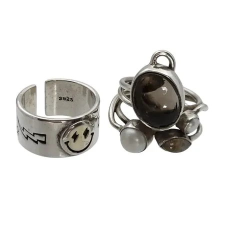 Ringar, 2 stycken, silver 925/1000, Ø17½ mm, bredd 11 mm resp. 6,5-26 mm, stenar utan anmärkning Vikt: 15,8 g