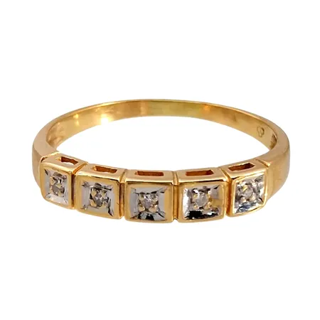 Diamantring, 18K guld, Diamanter 5 x 0,003ct, endast kontrollstämplad, Ø mellan 15¼ och 15½ mm, bredd 1,3 - 2,7 mm Vikt: 1,4 g