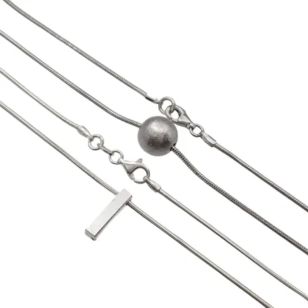 Två Halskedjor Ormlänk med Hängen, silver 925/1000, båda med längd 42,0 cm och bredd 2 mm, klotets diameter 10 mm, stavens storlek 3x3x15 mm, fint använt skick Vikt: 14,7 g