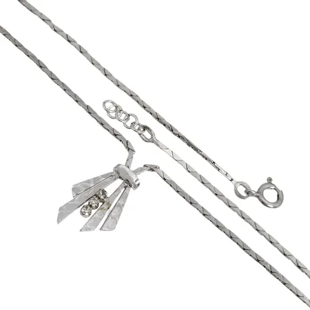 Halsband med integrerat hänge, silver 835/1000, vita stenar, längd 43 cm, kedja bredd 1,3 mm, hänge längd 23 mm, bredd 15 mm, fint skick  Vikt: 7,4 g