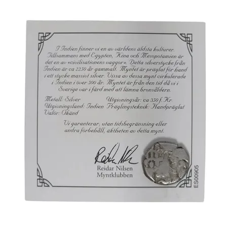 Antikt silvermynt (silverstycke), Indien, Ø15 mm, enligt medföljande intyg är myntet tillverkat omkring 350 f.kr. förvaras i myntficka tillsammans med information (äkthetscertifikat) om myntet Vikt: 3,3 g