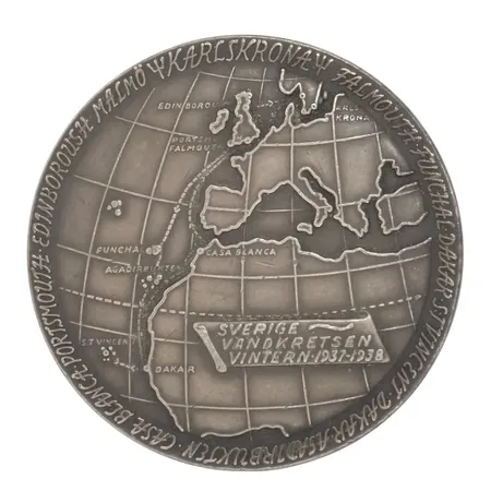 Minnesmedalj, silver, "H.M.S GOTLAND - SVERIGE VÄNDKRETSEN VINTERN 1937-1938", (vinterresan), diameter Ø40 mm, stämplar på kantrand, officerare erhöll silver, manskap brons + fint skick utan anmärkning, vacker orörd patina Vikt: 30,5 g