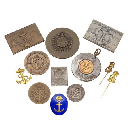 Diverse medaljer/plaketter + mössmärken från person verksam inom svenska flottan, Karlskrona, en i stämplad silver, 1:a pris Flottans Idrottsförening Karlskrona (1928), olika material, gravyr förekommer, vikt omkring 360 gram  Skickas med paket.