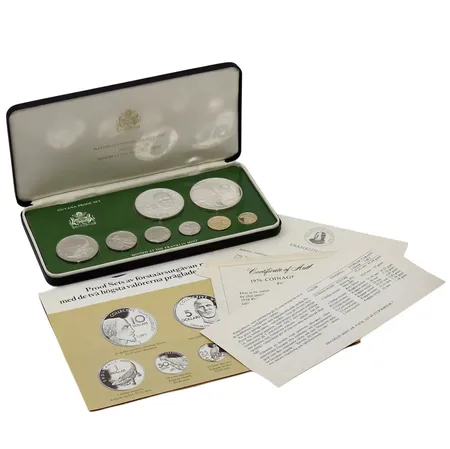MYNTSET 1976 - GUYANA PROOF SET, komplett med samtliga 8 mynt, bl.a. i silver (10 dollar i 925/1000 & 5 dollar i 500/1000), ocirkulerade, förvaras i originaletui, samtlig dokumentation medföljer, etui mått 20x10 cm, fint skick, bruttovikt inkl. etui 380 gram