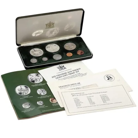 MYNTSET 1975 - TRINIDAD-TOBAGO PROOF SET, komplett med samtliga 8 mynt, bl.a. i silver (10 & 5 dollar i 925/1000), ocirkulerade, förvaras i originaletui, samtlig dokumentation medföljer, etui mått 20x10 cm, fint skick, bruttovikt inkl. etui 340 gram