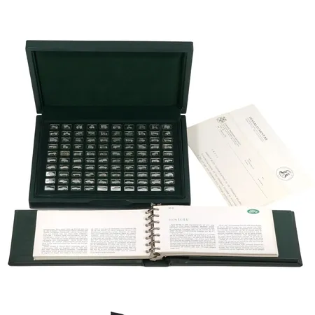 Silverplaketter - "De 100 förnämsta bilarna i silverminiatyrer", silver 925/1000, komplett uppsättning (100 stycken) med tillhörande informationspärm + ursprunglig beställningsdokumentation/beskrivning, utgiven 1976, miniatyrer mått 16,8x9,6 mm, etui mått 20x27 cm, varje plakett väger 1,6 gram, fint skick Vikt: 160 g