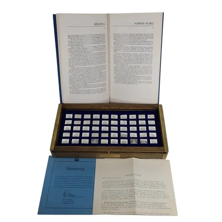 Silverplaketter - "THE GREAT SAILING SHIPS OF HISTORY", silver 925/1000, komplett uppsättning (50 stycken) med tillhörande informationshäfte + ursprunglig beställningsdokumentation/beskrivning, utgiven 1976, miniatyrer mått 19,5x14 mm, påkostat träetui i marin stil (detaljer i mässing) med skjutbart glaslock, mått 16x31,5 cm, varje plakett väger 3 gram, fint skick, Vikt: 150g