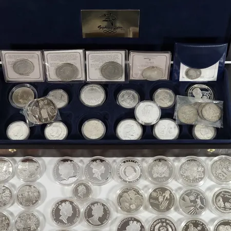 Svenska och utrikiska silvermynt och medaljer, exempel 9 stycken 5 dollar Elizabeth II OS Australien 2000, 999/1000, varierande finhalt 40-99,9 %, finvikt totalt cirka 1038g Skickas med postpaket.