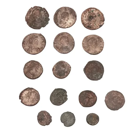 Parti antika romerska mynt, 16 stycken, tillverkade under de första århundraden e.kr. brons, Ø18,5 mm och mindre, merparten hårt putsade/rengjorda 