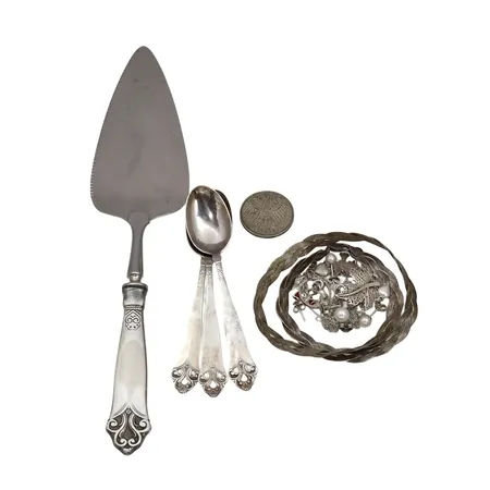 Diverse silver, finhalt 62,5 - 92,5 %, tårtspade med blad i rostfritt stål, bruttovikt 163,8g