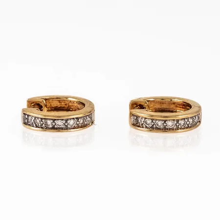Creoler Ø 11 mm i 18K guld med 14 x c:a 0,01ct briljantslipade diamanter. De är 3 mm  breda och väger 2,5g. Bra spänst i låsning. GFAB, 750.