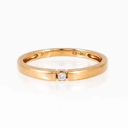 Ring i 18K guld med en briljantslipad diamant c:a 0,03ct. Den är i storlek 19¼, är 2 - 2,5 mm bred och väger 2,9g. Stenstorlek .03 stämplad i ringen. GHA, 750.
