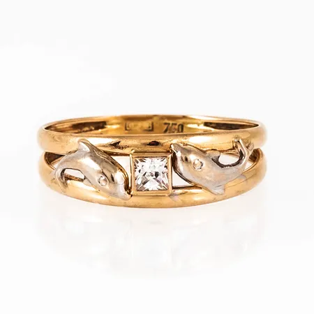 Ring i 18K guld med vit sten och delfiner. Den är i storlek 17, är 3 - 6 mm bred och väger 1,0g. Stämplad GFAB & 750.