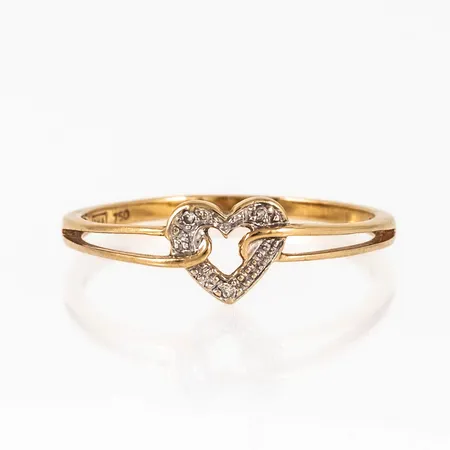 Ring i 18K guld. Hjärta med 3 x c:a 0,005ct åttkantslipade diamanter. Den är i storlek 19¼, är 1,5 - 6,7 mm bred och väger 1,8g. Stämplad GHA & 750.