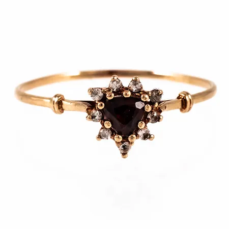 Ring i 18K guld med mörkröd och vita stenar. Den är i storlek 19½, är 1 - 8 mm bred och väger 1,2g. Stämplad 750 & Svensk importstämpel.