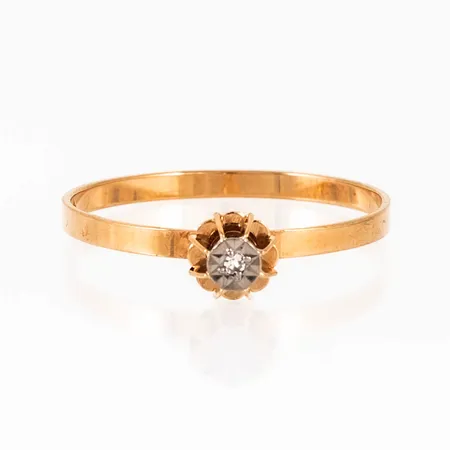 Ring i 18K guld med 1 x c:a 0,008ct åttkantslipad diamant fattad i vitguld. Den är i storlek 19, är 1,7 - 5,3 mm bred och väger 1,2g.