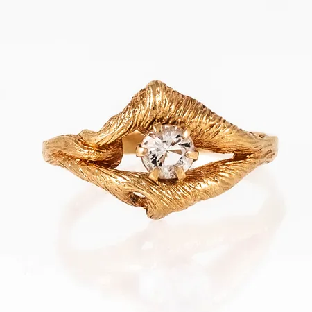 Ring i 18K guld med vit sten. Den är i storlek 17, är 2 - 10 mm bred och väger 2,7g. Stämplad MJH, 750 & Svensk importstämpel. 