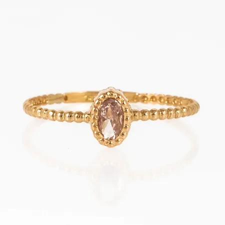 Ring i 18K guld med vit sten. Den är i storlek 20¼, är 1,4 - 7 mm  bred och väger 0,8g. Stämplad GHA & 750.