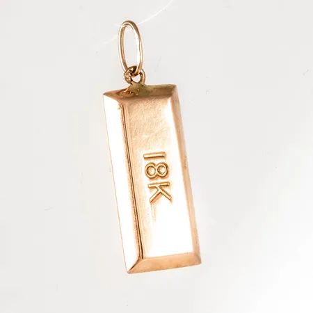 Hänge, guldtacka i 18K guld. Det är 9 mm brett, 27 mm långt inklusive ögla och väger 1,0g. Ihålig.