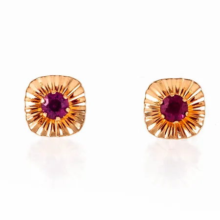 Örhängen i 18K guld med ceriserosa stenar. De är 7,8 x 7,8 mm och väger 0,7g. Omaka snurrebussar.