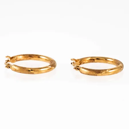 Creoler Ø 15 mm i 18K guld. Matterat och blankt mönster. De är 2 mm breda och väger 0,9g. Stämplad GHA & 750.