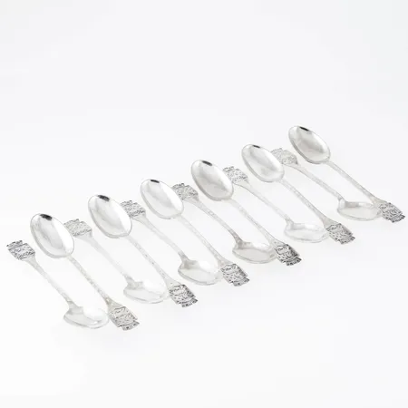 12 kaffeskedar i silver (830/1000), Västerbotten Landskapsvapen, längd 116 mm. Vikt: 121,4g. Silver & Svensk importstämpel. Bucklor på bladet på två skedar.