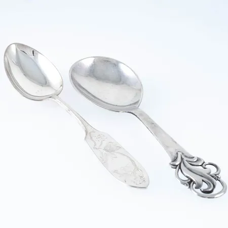 Två skedar, gravyrer, silver. Vikt: 54,0g.