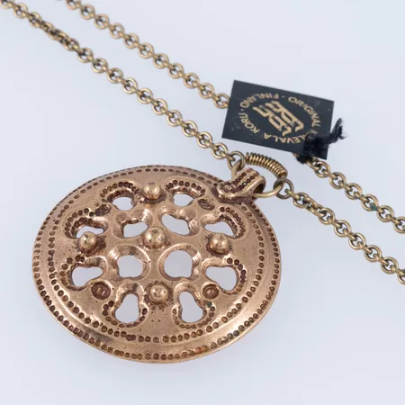 Collier i brons, Kalevala Koru, Finland. Hängets mått Ø 54,5 mm, kedjans längd 83 cm. 