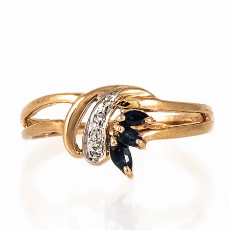 Ring i 18K guld med 4 x ca 0,005ct åttkantslipade diamanter och blå safirer. Den är i storlek 17, är 1,3 - 9 mm bred och väger 1,9g. Stämplad 18K.