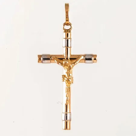 Hänge "krusifix" i 18K guld. Det är 14 x 23,5 mm och väger 0,8g.