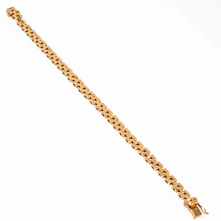 Armband, korridor i 18K guld. Det är 19 cm långt, 5,2 mm brett och väger 13,0g. Kistlås. Ojämnhet på en länk. Svensk importstämpel.