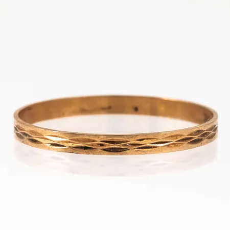 Smal ring i 18K guld med mönsterdekor. Den är i storlek 19½, är 2 mm bred och väger 0,9g. Stämplad FU (Flemming Uziel), 18K & Kattfot. 