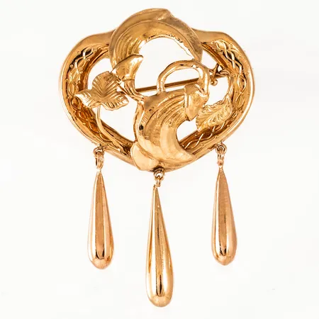 Brosch, Allmogestil i 18K guld. Det är 35,2 mm brett, 53,5 mm långt och väger 6,3g. Stämplad E9 (1955), ABJ (Juvelfabriken AB, Stockholm), 18K & Kattfot.