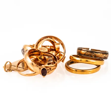 Diverse defekt/graverat guld. 26,8g i 18K, 12,5g i 23K (en ring med detalj i silver).