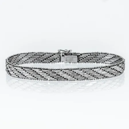 Armband i silver (835/1000). Det är 19 cm långt, 8,2 mm brett och väger 18,0g. Silver & Svensk importstämpel. Kistlås. 