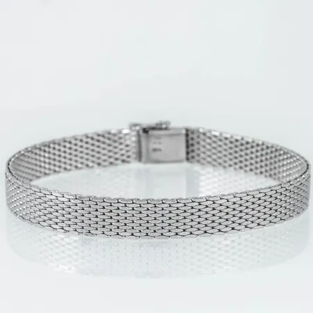 Armband i silver ( 830/1000). Det är 19 cm långt, 8,2 mm brett och väger 20,1g. Silver & Svensk importstämpel. Kistlås. 