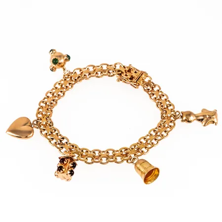 Armband, x-länk i 18K guld med 5 berlocker, katt, trafikljus. Det är 18 cm långt, är 7,5 mm brett och väger 21,6g. Kistlås. Stämplad R9 (1967), SR (Segir Aktiebolag, Köping), 18K & Kattfot. 