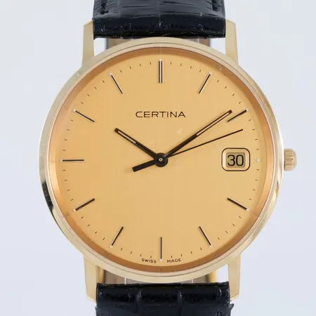 Herrur Certina i 18K guld med svart läderband. Boett Ø 33,5 mm med företags- och namngravyr. Datum. Safirglas. Quartz. Framstår oanvänd. Går ej - Batteribyte krävs?