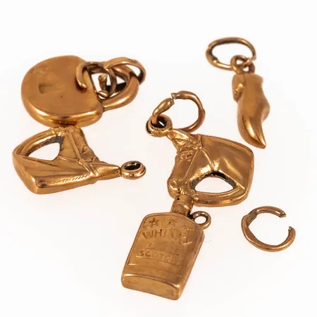 Diverse defekta berlocker i 18K guld. Vikt: 4,2g. 