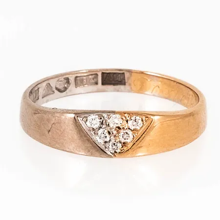 Ring i 18K röd- och vitguld med 6 x c:a 0,01ct briljantslipade diamanter. Den är i storlek 16¼, är 2,4 - 4,3 mm bred och väger 2,7g. Stämplad A11 (1999), LEIFC (Leif Carlson Guldsmide AB, Mölndal), 18K & Kattfot. Gravyr. 