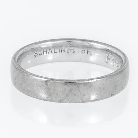 Graverad ring i 18K vitguld. Den är i storlek 16¼, är 4 mm bred och väger 4,1g. 