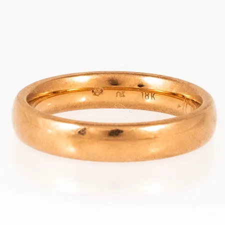 Graverat guld i 18K. Vikt: 5,7g.