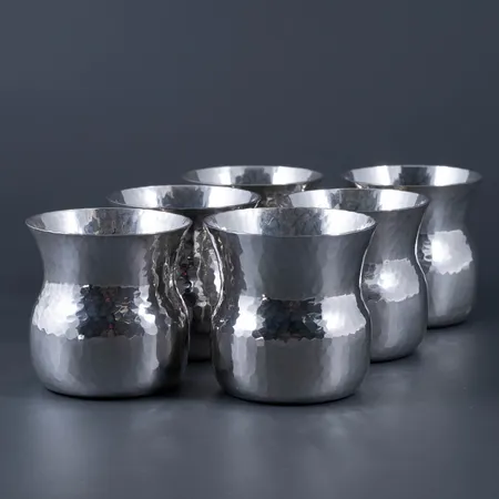 6 hamrade supkoppar i silver (830/1000). De är 51,5 mm höga och väger tillsammans 321,2g. Stämplade Handarbete, MGAB Löfman, D10, Silver & Kattfot. Namn och datumgravyr.