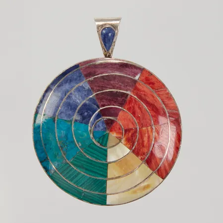 Hänge/brosch, cirkel med färgade stenar, ca 50x60mm, defekt nål, Silver  Vikt: 19,8 g