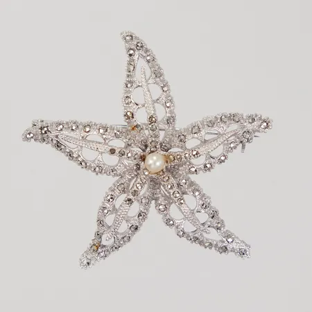 Brosch, sjöstjärna med liten pärla samt markasiter, 52,4mm, sten saknas, importstämplad Silver  Vikt: 12,6 g