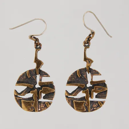 Ett par örhängen i brons, ca 24 x 57mm, design av Jorma Laine, Finland Vikt: 0 g