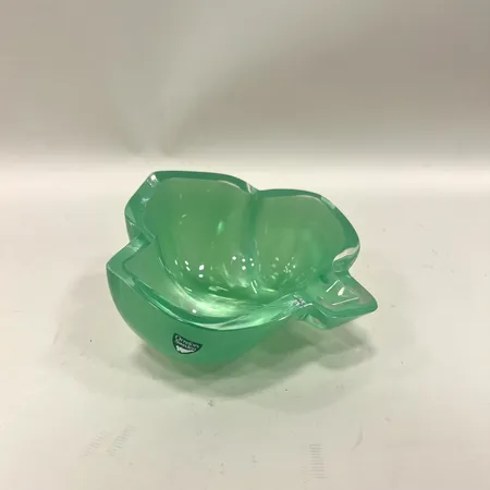 Skål Orrefors, lövformad grön glas, Ø 13,5cm, höjd 7,5cm, mikronagg