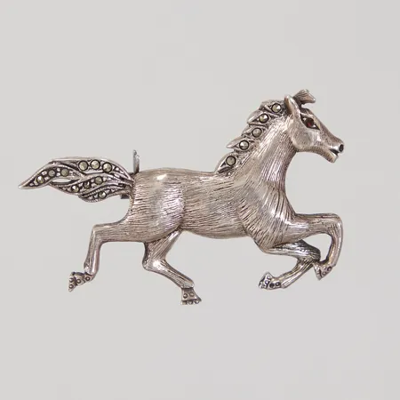 Brosch Häst, borstad dekor med markasiter, ca 30 x 50mm, Silver 925/1000  Vikt: 10,8 g